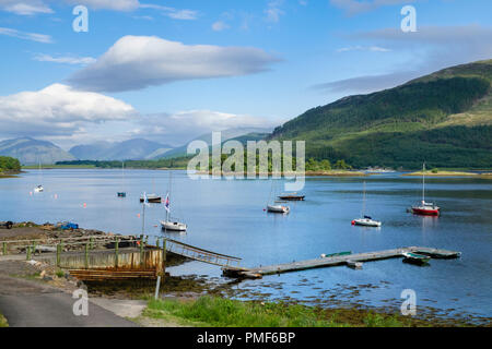 Angelegte Boote und Bootsanleger im Loch Leven an der schottischen Westküste. Glencoe, Highland, Schottland, Großbritannien, Großbritannien Stockfoto