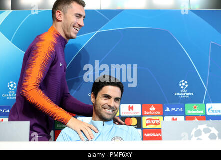 Von Manchester City Aymeric Laporte (links) mit dem Assistant Manager Mikel Arteta während der Pressekonferenz in der Stadt Football Academy, Manchester. Stockfoto