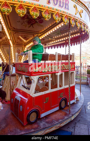 Fünf Jahre alten Jungen reiten auf einem Jahrmarkt an der Wentworth Garten Center, Haag Lane, Wentworth, Rotherham, Großbritannien Stockfoto