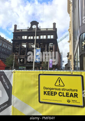 Die historische 5-stöckige Bankgebäude in Belfast City Centre, das durch einen Brand verwüstet wurde, Primark ist zu Spenden & lbs;500.000, die Bemühungen um Belfast Händler hit durch den Brand an seinem Wahrzeichen der Stadt Store Support. Stockfoto