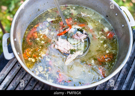 Blick von oben auf die Pot mit asiatischen shurpa (Suppe aus Fleisch und Gemüse in Scheiben geschnitten) im Freien Stockfoto