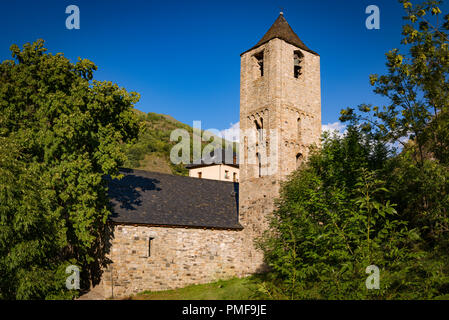 Der Glockenturm und die Kirche Sant Joan de Boi, Katalonien, Spanien. Im romanischen Stil Stockfoto