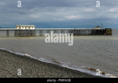 Penarth Pier auf Moody's Wetter Tag mit der Sonne beleuchtet die Pier für eine kurze Weile, South Wales Stockfoto