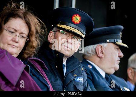 Gardasee Kommissar zeichnete Harris (Mitte) hört auf zu Präsident Michael D Higgins Rede bei der Eröffnung des Irischen 2018 Nationale Pflügen Meisterschaft in Tullamore, Co Offaly, Irland. Stockfoto