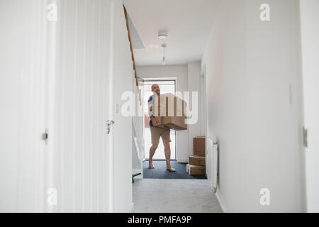 Reifer Mann ist Kisten in sein neues Zuhause. Stockfoto