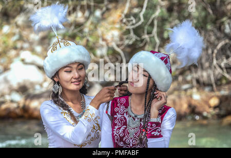 See Issyk-Kul, Kurgyzstan, 6. September 2018: Junge kirgisische Damen in der Natur Stockfoto