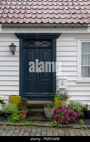 Ziemlich norwegische Cottage mit Blumen auf Øvre Strandgate in der Altstadt von Stavanger, bekannt als Gamle Stavanger. Stockfoto