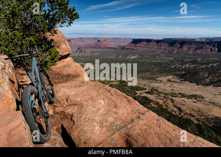 Der Blick in die Burg Tal von der Porcupine Rim Trail, in der Nähe von Moab, Utah, USA. Stockfoto