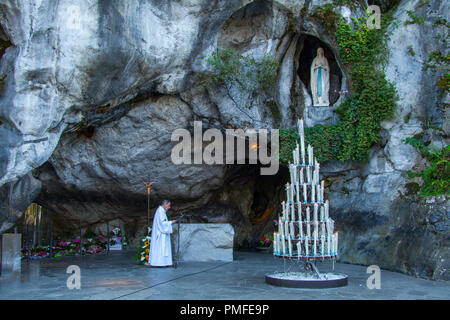 Lourdes (Frankreich): Grotte von Massabielle, Unserer Lieben Frau von Lourdes Sanctuary. Treu im Gebet vor der Grotte (nicht verfügbar für postc Stockfoto