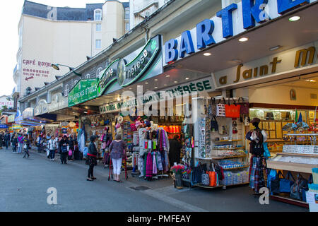 Lourdes (Frankreich): Souvenir Geschäfte im "Ort monseigneur Laurence "square (nicht für Postkarte Produktion verfügbar) Stockfoto