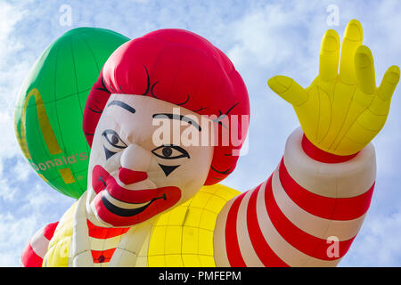 Ronald McDonald Heißluftballon am Himmel Longleat Safari, Wiltshire, UK im September Stockfoto