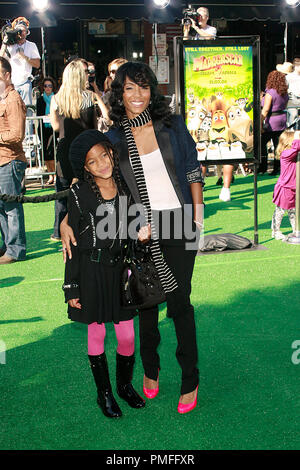 "Madagascar 2: Escape Afrika 'Premiere Jada Pinkett Smith und Tochter Willow 10-26-2008/Mann Dorf Theater/Westwood, CA/DreamWorks/© Joseph Martinez/Picturelux - Alle Rechte vorbehalten File Reference # 23646 0047 PLX nur für redaktionelle Verwendung - Alle Rechte vorbehalten Stockfoto