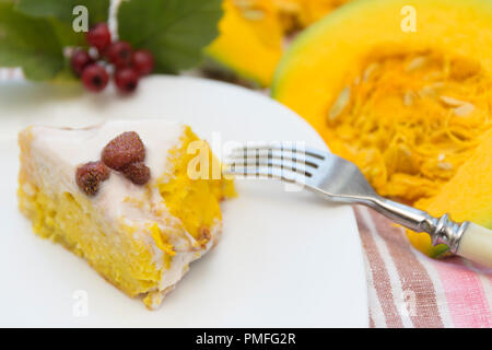 Stück Kürbis haugemachter Käsekuchen mit weißer Creme. Thanksgiving Tag essen. Stockfoto