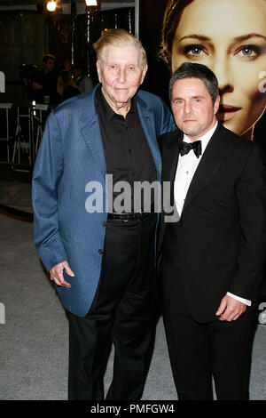 Der seltsame Fall des Benjamin Button PremiereSumner Redstone, Brad Grey 12-8-2008/Manns Dorf Theater/Westwood, CA/Paramount Pictures/Foto von Joseph Martinez Datei Referenz # 23662 0107 PLX nur für redaktionelle Verwendung - Alle Rechte vorbehalten Stockfoto