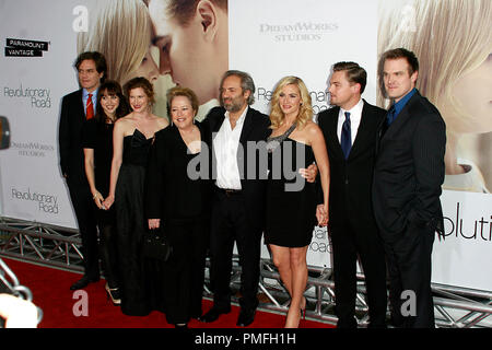 "Revolutionary Road" Premiere Michael Shannon, Zoe Kazan, Kathryn Hahn, Kathy Bates, Sam Mendes, Kate Winslet, Leonardo DiCaprio, David Harbour 12-15-2008/Manns Dorf Theater/Westwood, CA/Paramount Vantage/© Joseph Martinez/Picturelux - Alle Rechte vorbehalten File Reference # 23666 0098 PLX nur für redaktionelle Verwendung - Alle Rechte vorbehalten Stockfoto