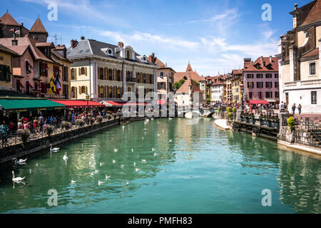 7. August 2018, Annecy Frankreich: Annecy Stadtbild wih Thiou Flussblick Brücke und Palais de l Isle in bakcground Stockfoto