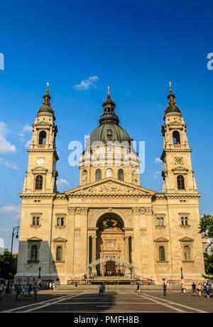 St Stephan's Square mit der prächtigen Basilika in Budapest, Ungarn Stockfoto