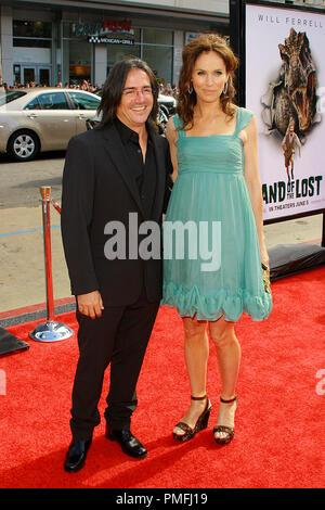 Brad Silberling und Frau Amy Brenneman bei der Premiere von Universal Pictures'' Land der Verlorenen" am Grauman Chinese Theatre in Hollywood, CA, 30. Mai 2009 statt. Foto von Joseph Martinez/PictureLux Datei Referenz # 30023 049 PLX nur für redaktionelle Verwendung - Alle Rechte vorbehalten Stockfoto