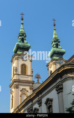 Die Türme der Kirche der Hl. Anna in Budapest Stockfoto