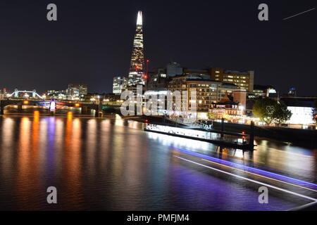 London South Bank durch die Nacht mit langen Belichtungen Licht mit dem Ziel, Audit-Trails zu erstellen Stockfoto