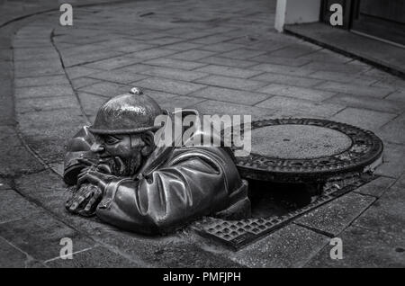 BRATISLAVA, SLOWAKEI - 15. August: Der Wächter ist eine der beliebtesten Bratislava Straße Statuen, 15. August 2015 in Bratislava, Slowakei. Stockfoto