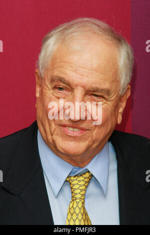 Garry Marshall an der 1. jährlichen Vielfalt Macht von Frauen Mittagessen. Ankunft im Beverly Wilshire Hotel in Beverly Hills, CA, 24. September 2009 statt. Foto © Joseph Martinez/Picturelux Datei Referenz Nr.30078 23 JM nur für redaktionelle Verwendung - Alle Rechte vorbehalten Stockfoto