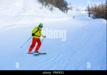 Bild von Sport mann Skifahren auf schneebedeckten Hang bei Tag Stockfoto