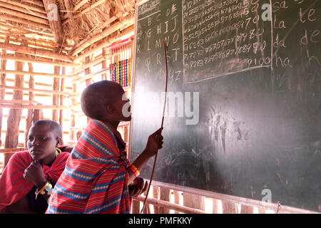 Maasai Kinder im englischen Vortrag in der Ngorongoro Conservation Area im Krater Hochland von Tansania Ostafrika Stockfoto