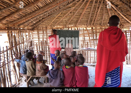 Maasai Kinder im englischen Vortrag in der Ngorongoro Conservation Area im Krater Hochland von Tansania Ostafrika Stockfoto