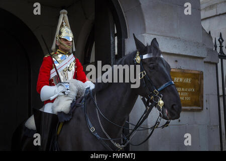 Montiert Wache am Eingang Horseguards. Stockfoto