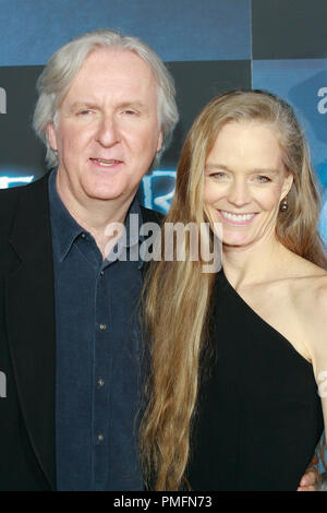 Regisseur James Cameron und Suzy Amis bei der Premiere von Twentieth Century Fox's "Avatar". Ankünfte am Grauman's Chinese Theater in Hollywood, CA 16. Dezember 2009 statt. Foto: Joseph Martinez/PictureLux Datei Referenz # 30105 069 PLX nur für redaktionelle Verwendung - Alle Rechte vorbehalten Stockfoto