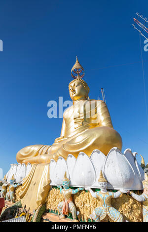 Wat Tham Seua oder Tiger Cave Temple Mountain Top goldene Buddha-Statue, Krabi, Thailand Stockfoto