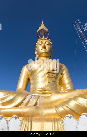 Wat Tham Seua oder Tiger Cave Temple Mountain Top goldene Buddha-Statue, Krabi, Thailand Stockfoto