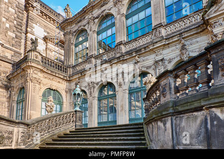 Elemente der Fassade der Dresdner Kathedrale der Heiligen Dreifaltigkeit oder Hofkirche in Dresden, Sachsen, Deutschland. Stockfoto