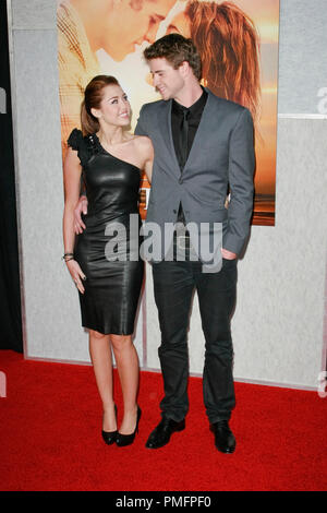 Miley Cyrus und Liam Hemsworth bei der Weltpremiere von Touchstone Pictures' "Das letzte Lied". Ankünfte am Arclight Hollywood Kino in Hollywood, CA, 25. März 2010 statt. Foto © Joseph Martinez/Picturelux - Alle Rechte vorbehalten. Datei Referenz # 30161 29 JM nur für redaktionelle Verwendung - Stockfoto