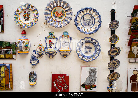 Traditionelle Keramik aus der mittelalterlichen Stadt Óbidos, Portugal, Europa. Stockfoto