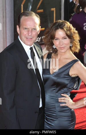 Clark Gregg und Frau Jennifer Grey bei der Weltpremiere von Paramount Pictures und Marvel Bilder 'Iron Man 2'. Ankunft am El Capitan Theatre in Hollywood, CA, 26. April 2010 statt. Foto: Richard Chavez/PictureLux Datei Referenz # 30201 037 PLX nur für redaktionelle Verwendung - Alle Rechte vorbehalten Stockfoto