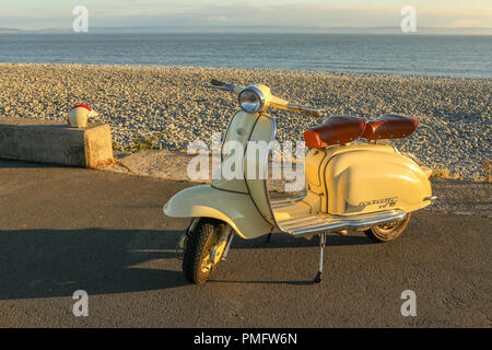 Lambretta Roller, Moped, am Strand, Th Knap, in der Nähe von Barry Island, Barry, Wales, UK. Stockfoto