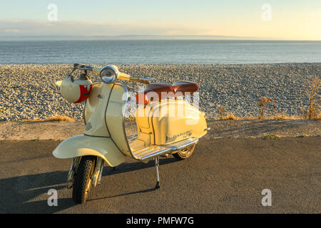 Lambretta Roller, Moped, am Strand, Th Knap, in der Nähe von Barry Island, Barry, Wales, UK. Stockfoto