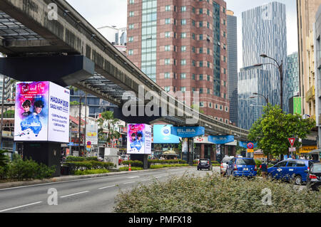 Kuala Lumpur, Malaysia - 9 September, 2017: die Menschen und Autos sind im beliebten Stadtteil Bukit Bintang, Kuala Lumpur, Malaysia gesehen Stockfoto