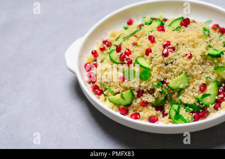 Couscous Salat mit Granatapfel, Minze und Gurken, gesunde Hausmannskost, vegane Mahlzeit Stockfoto