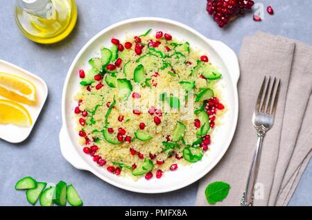 Couscous Salat mit Granatapfel, Minze und Gurken, gesunde Hausmannskost, vegane Mahlzeit Stockfoto