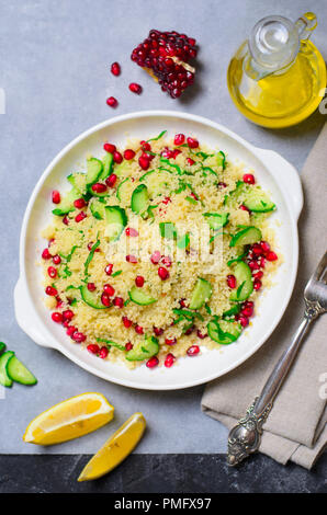 Couscous Salat mit Granatapfel, Minze und Gurken, gesunde Hausmannskost, vegane Mahlzeit Stockfoto