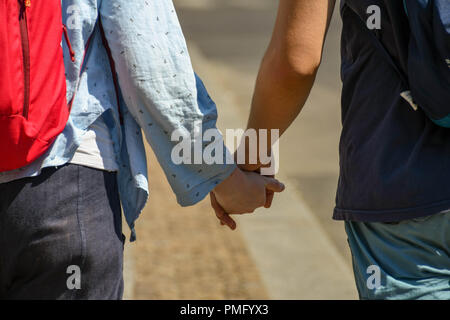 Nahaufnahme von ein Mann und eine Frau halten sich an den Händen an einem warmen Sommertag. Stockfoto