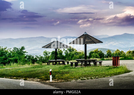 Rastplatz für Autofahrer und Reisende von der Bergstraße mit der Ansicht Stockfoto