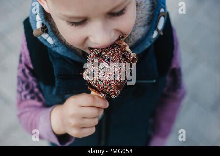 Junge essen Waffeln zum Frühstück. Belgische Waffeln Stockfoto