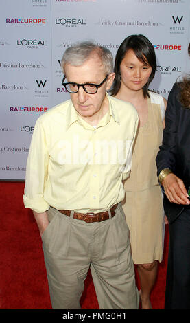 "Vicky Cristina Barcelona" Premiere Autor/Regisseur Woody Allen, Soon-Yi Previn 8-4-2008/Mann Dorf Theater/Westwood, CA/MGM/Foto © Joseph Martinez/Picturelux Datei Referenz # 23589 0027 JM nur für redaktionelle Verwendung - Alle Rechte vorbehalten Stockfoto