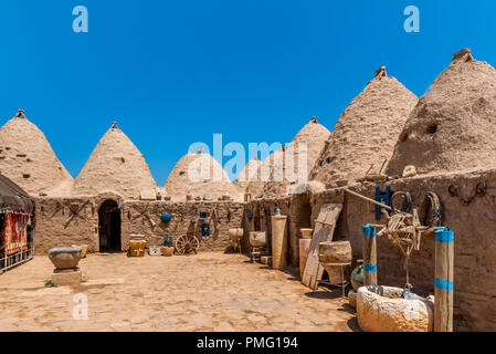 Blick auf traditionelle Bienenstock Lehmziegeln Wüste Häuser in Sanliurfa, Türkei Stockfoto