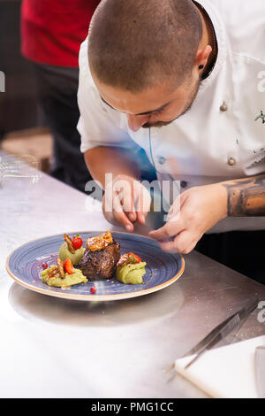 Professionelle essen Dekoration im Restaurant Küche. Kochen macht eine tolle Arbeit Stockfoto