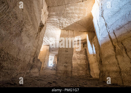 Innenansicht der Bazda Höhlen für den Bergbau aus Stein in Harran, Sanliurfa, Türkei Stockfoto